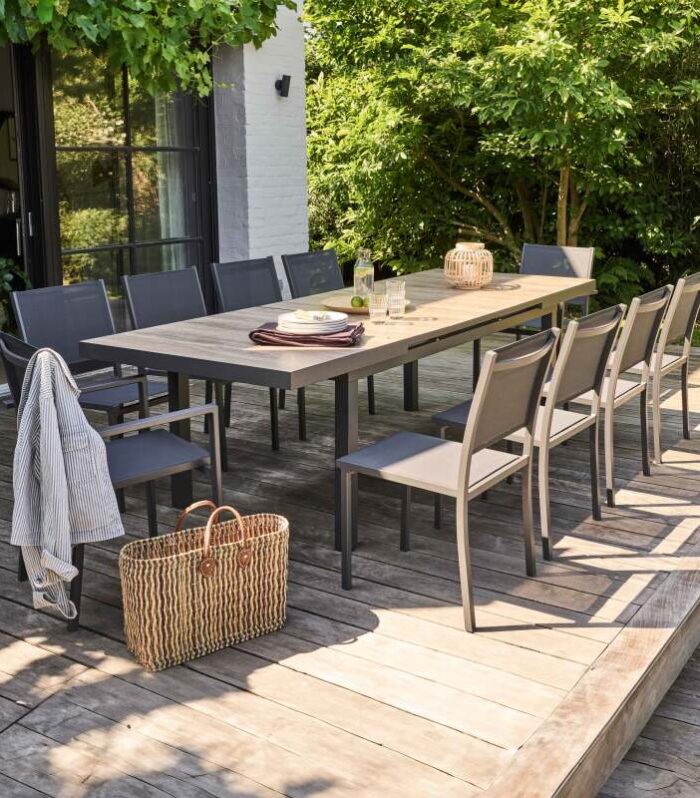 Mesa de jardín extensible de aluminio y cerámica efecto madera 200/260x100 cm y 10 sillas de textilene