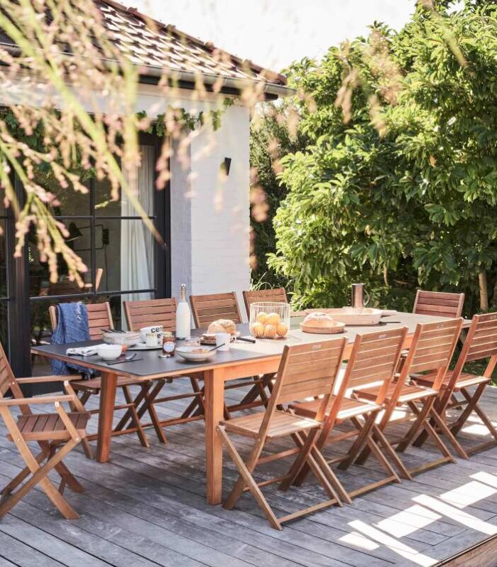 Mesa de jardín extensible de madera de eucalipto FSC® y piedra 220/300x110 cm y 10 sillas plegables